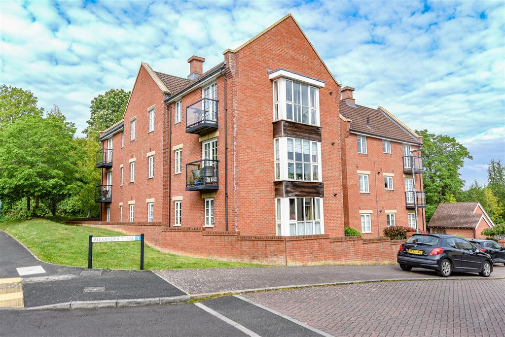 Additional image 11 of 2 bed flat for saleAlexandra Close, Dursley GL11