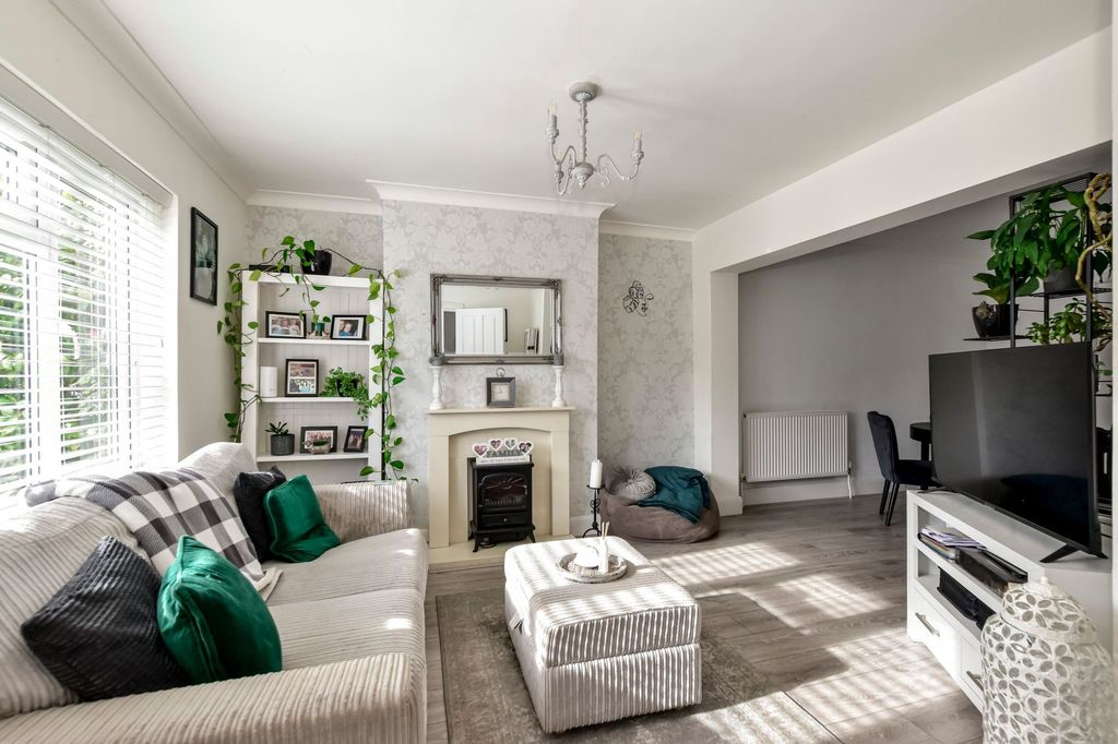 Additional image 2 of 4 bed semi-detached house for saleTibbs Hill Road, Abbots Langley WD5