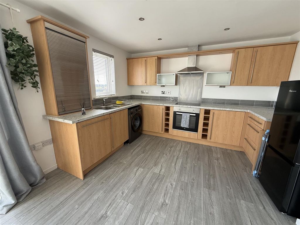 2 bed flat for salePentre Doc Y Gogledd, Llanelli SA15 photo 2