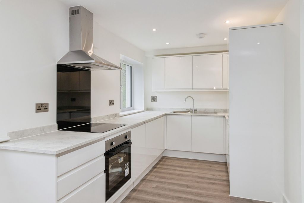 2 bed flat for saleParkers Close, Totnes, Devon TQ9 photo 3