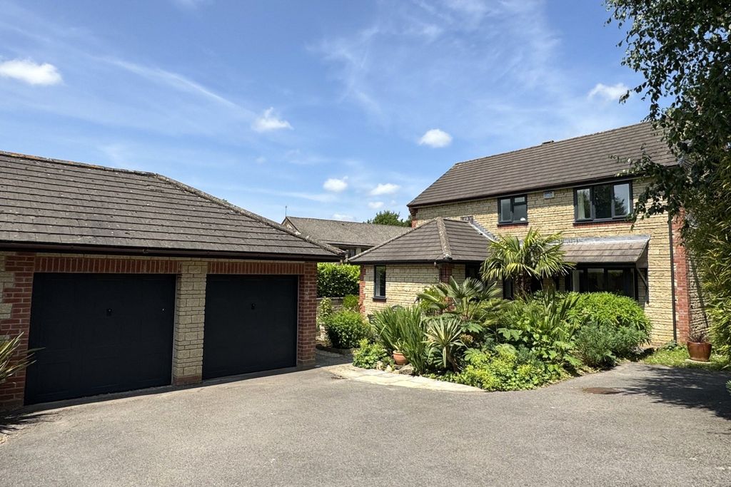 4 bed detached house for saleCole Mead, Bruton, Somerset BA10 photo 2
