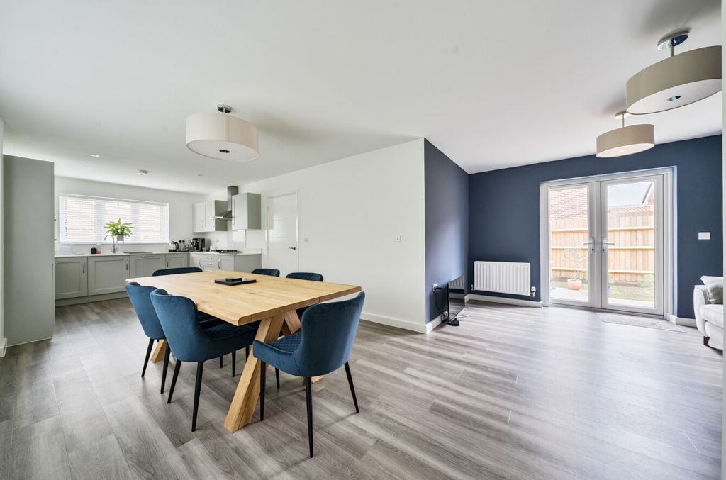 Additional image 2 of 5 bed detached house for saleWalton Close, Alton, Hampshire GU34