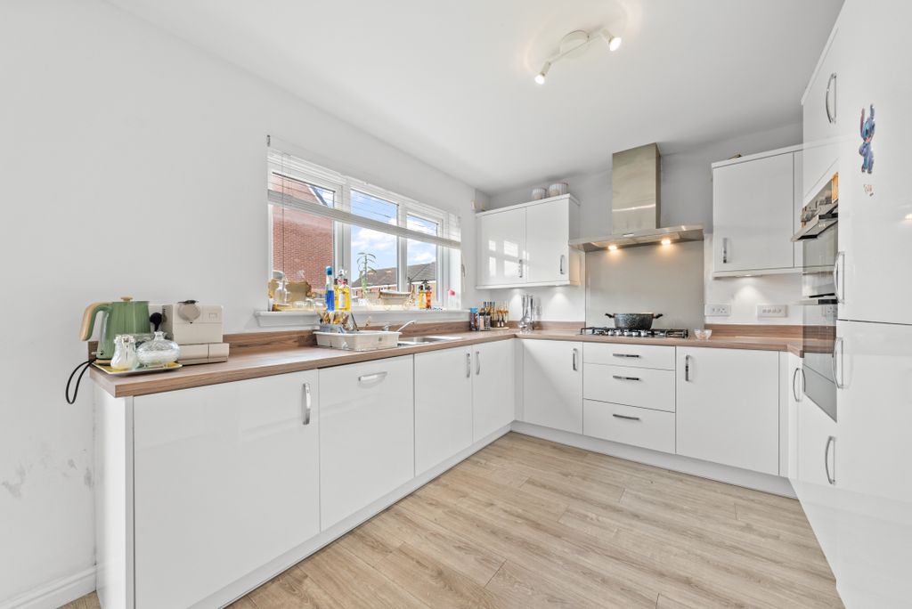 4 bed detached house for saleSt Cuthbert Crescent, Johnstone, Renfrewshire PA5 photo 5