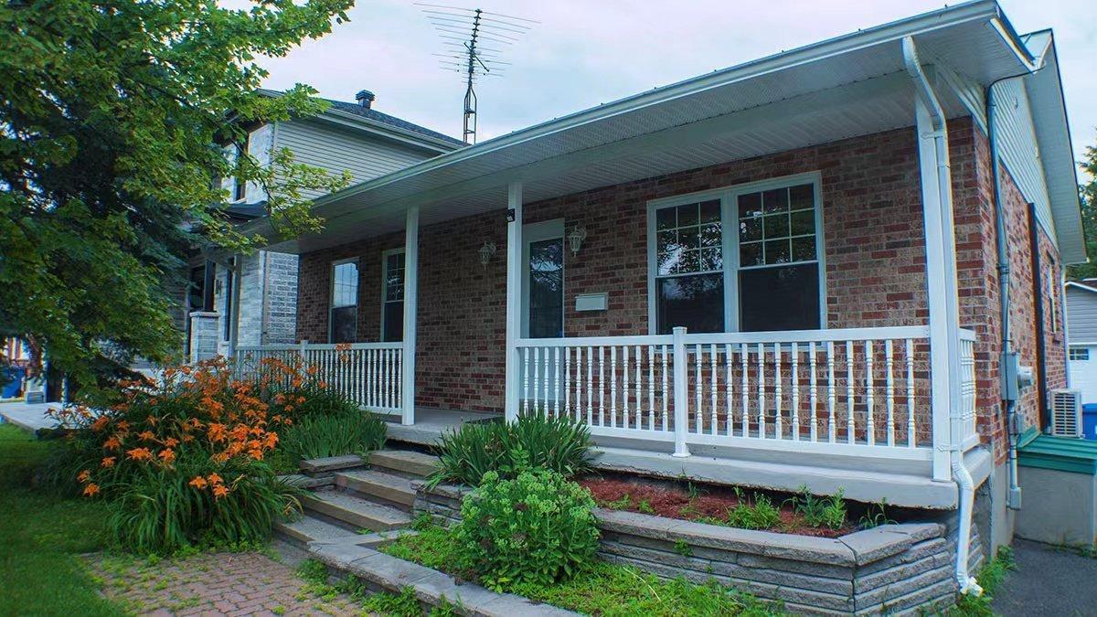 1030 Rue Robert