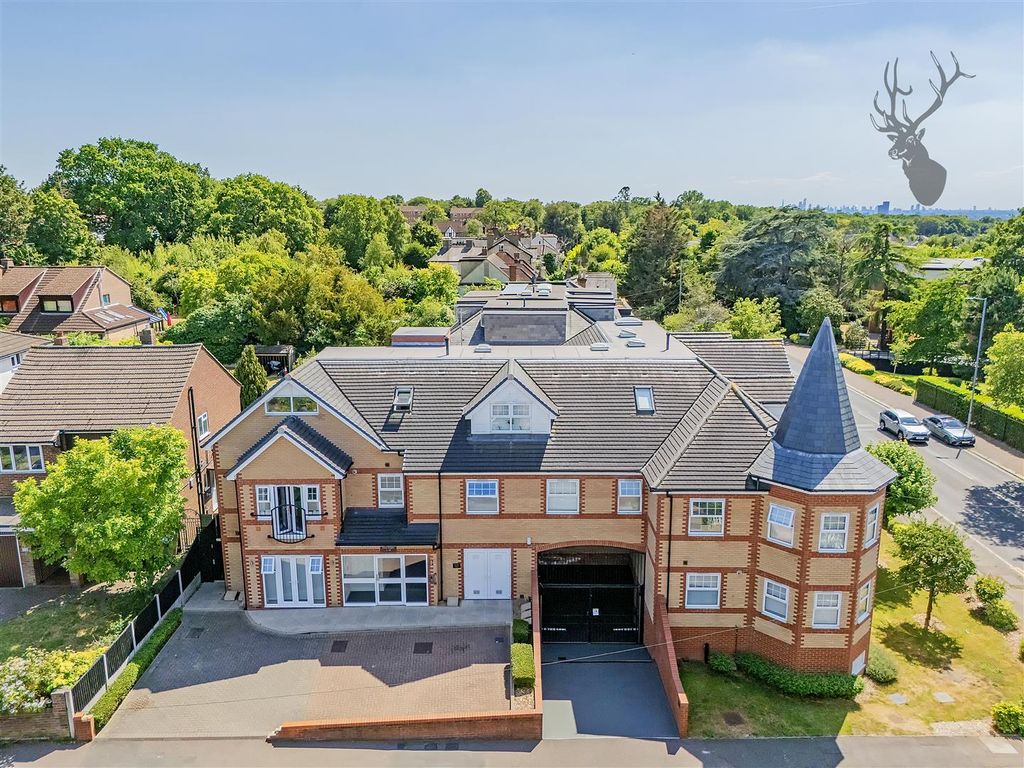 2 bed flat for saleStag Lane, Buckhurst Hill IG9
