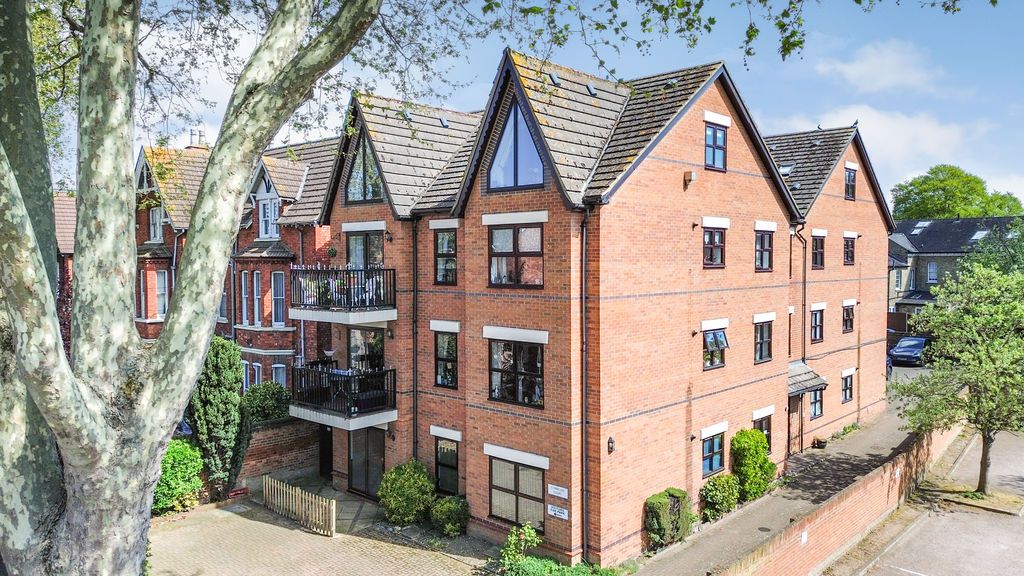 2 bed flat for saleShakespeare Road, Bedford MK40