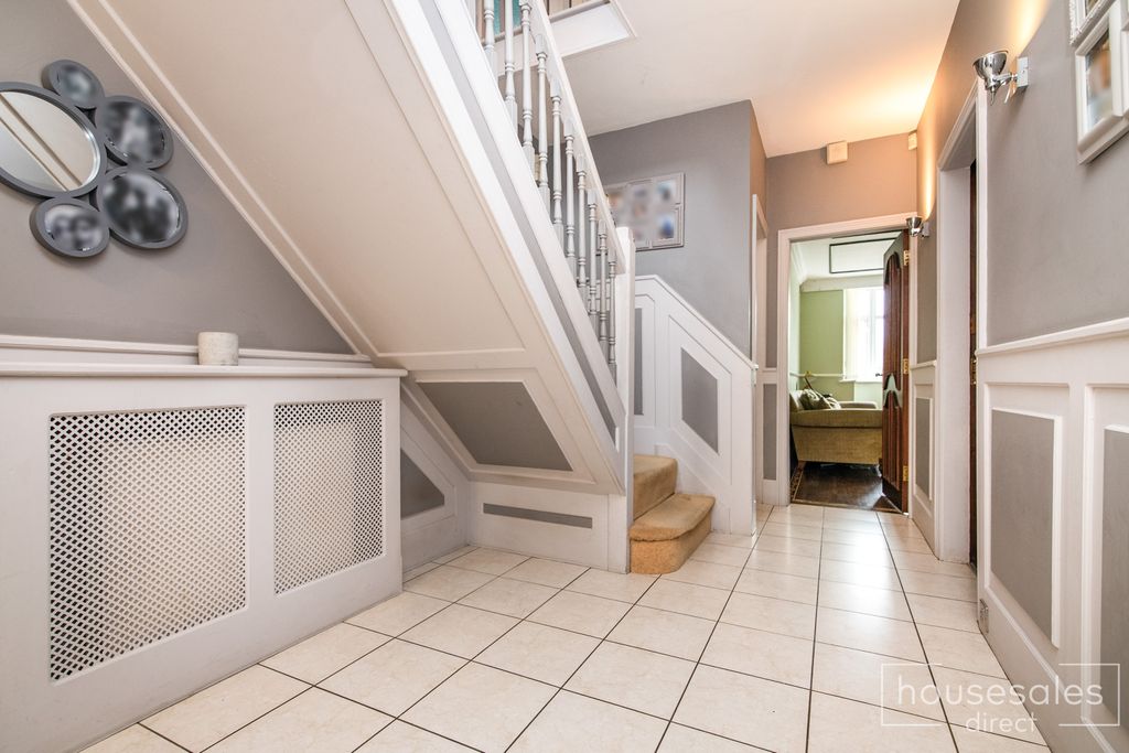 4 bed detached house for saleWolverhampton Road, Oldbury B68 photo 4