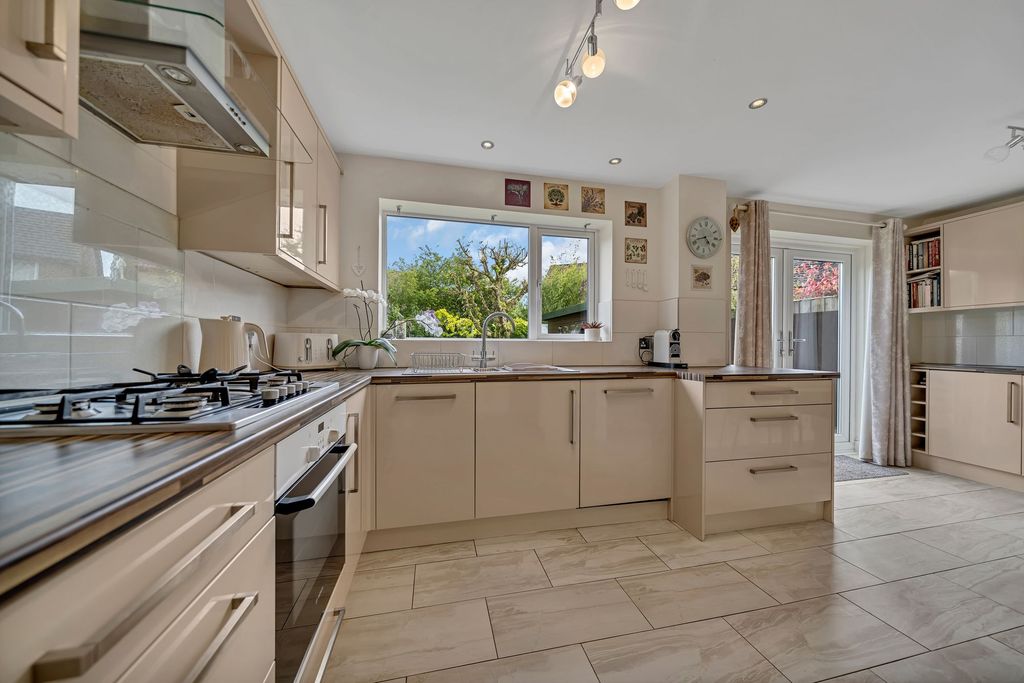5 bed detached house for saleChestnut Close, Machen CF83 photo 4