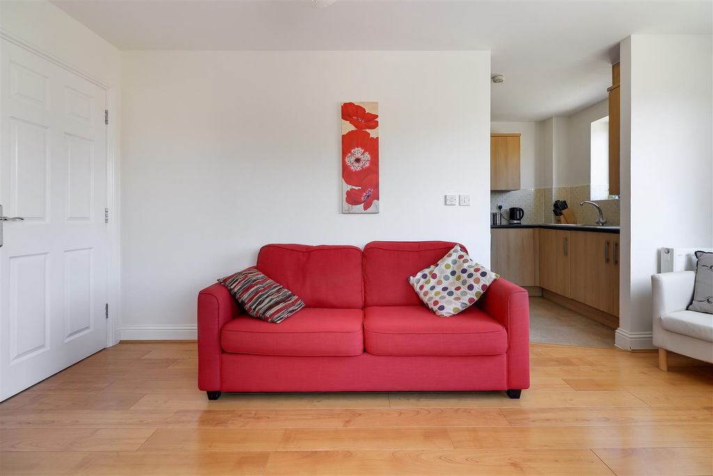 1 bed flat for saleWoodhead Drive, Cambridge CB4 photo 3