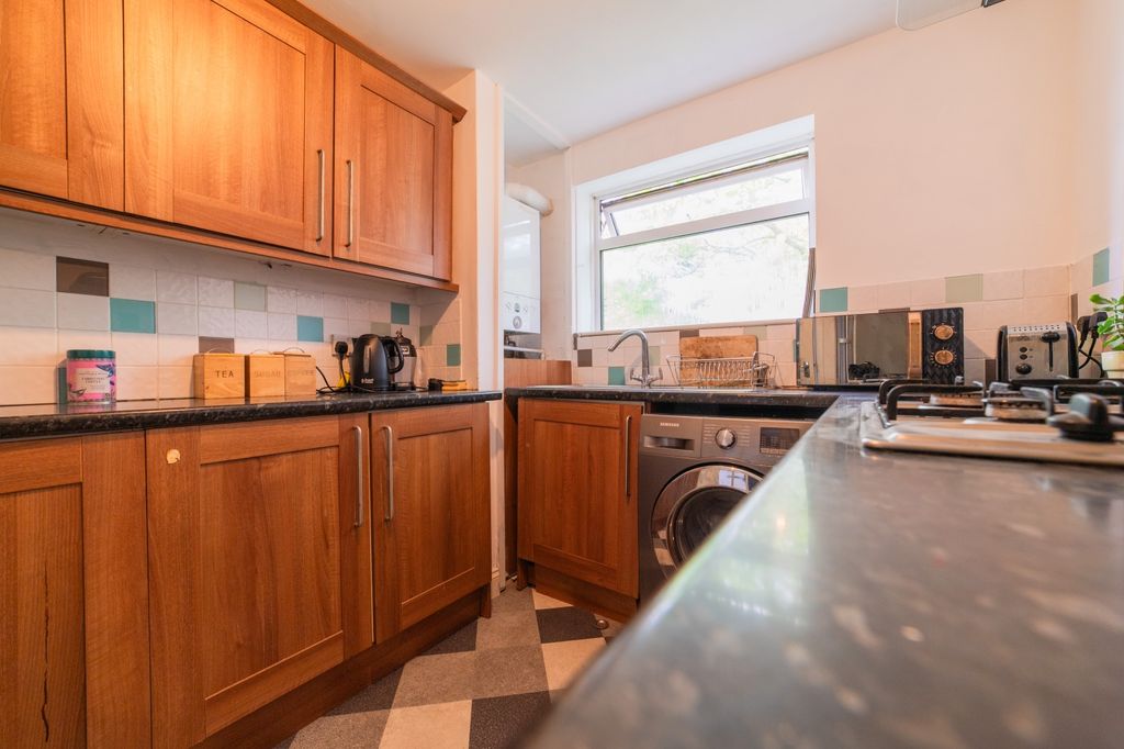 2 bed flat for saleThe Philog, Whitchurch CF14 photo 5