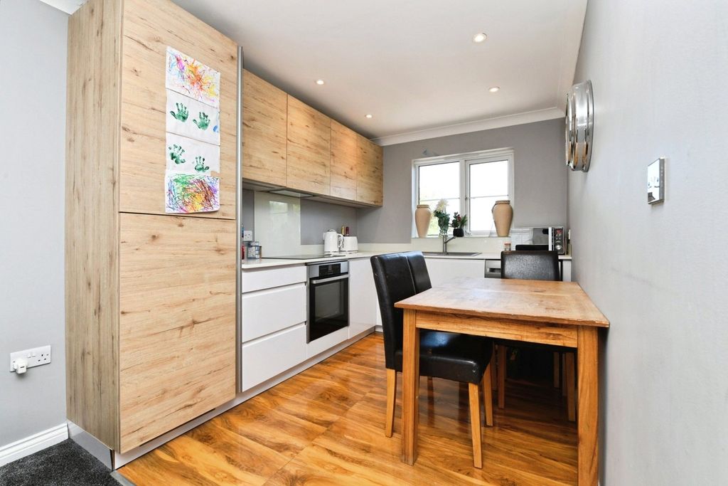 Additional image 6 of 2 bed flat for saleCzarina Rise, Basildon, Essex SS15