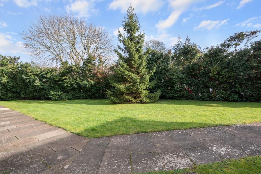 2 bed flat for saleForge Steading, Banstead SM7 photo 4