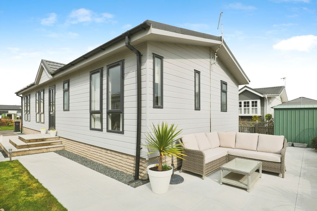2 bed bungalow for saleEbrington Close, Broadway, Worcestershire WR12