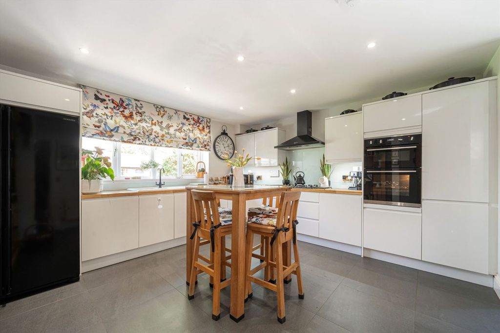 Additional image 4 of 4 bed detached house for saleCommon Lane, Addlestone KT15