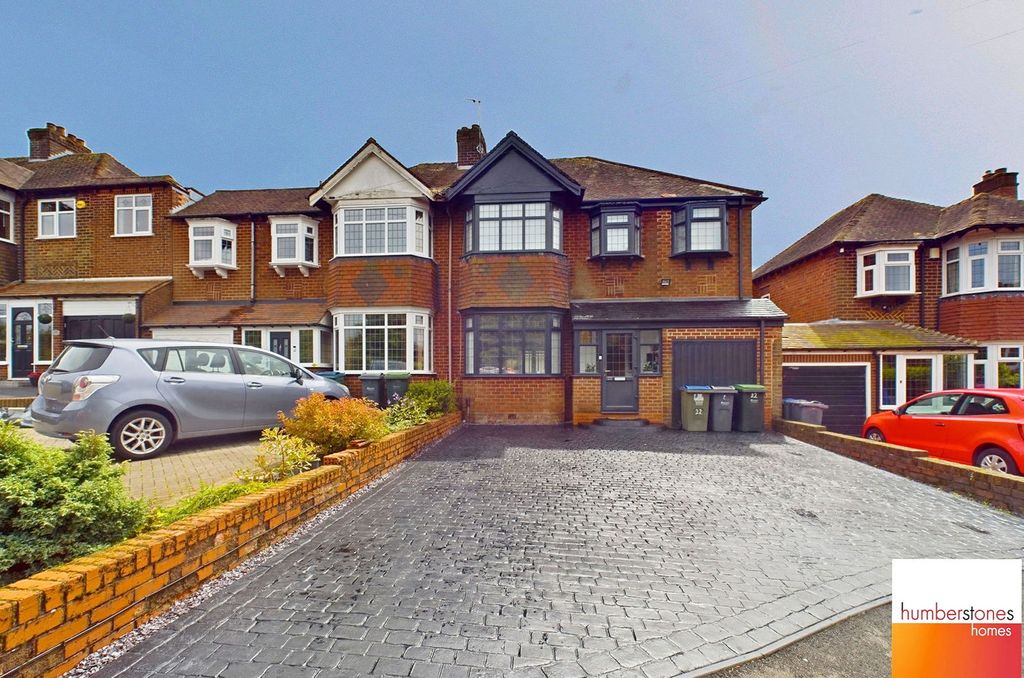 5 bed semi-detached house for saleSilverlands Avenue, Oldbury B68