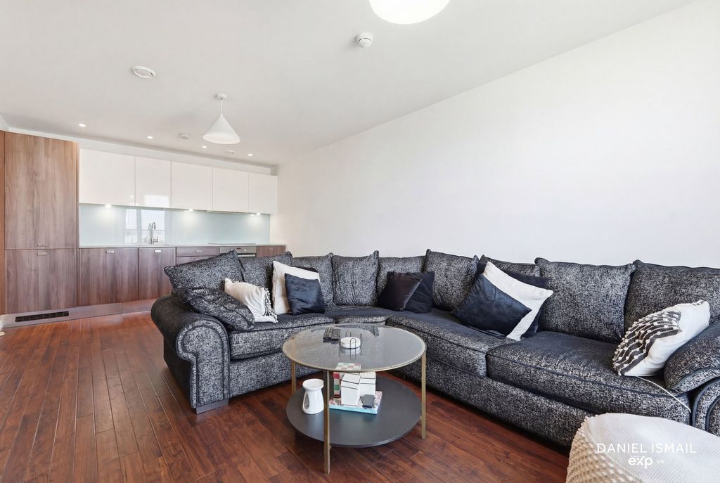 2 bed flat for saleThe Icon, Southernhay, Basildon SS14 photo 5