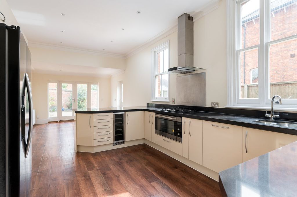Additional image 2 of 6 bed town house for saleLansdowne Road, Bedford MK40