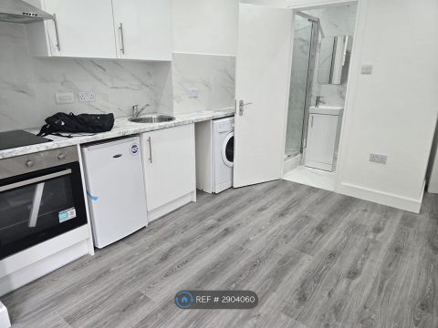 Selwyn Avenue, London E4, Studio to rent