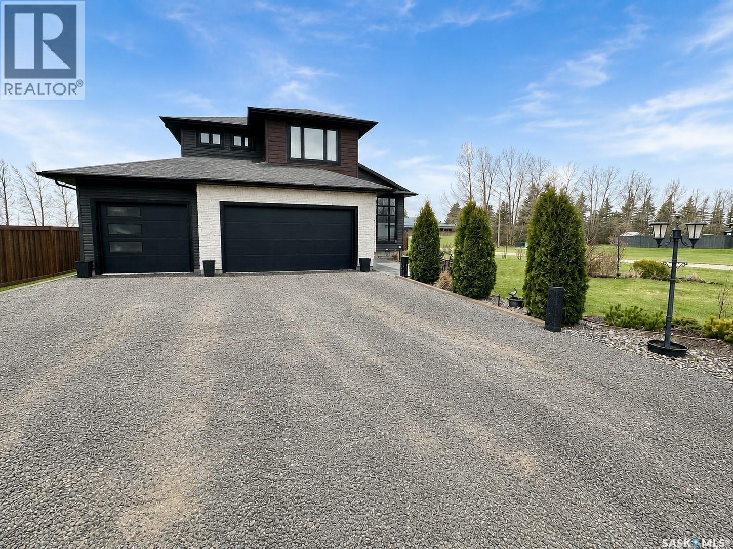 1 Lloyd AVENUE