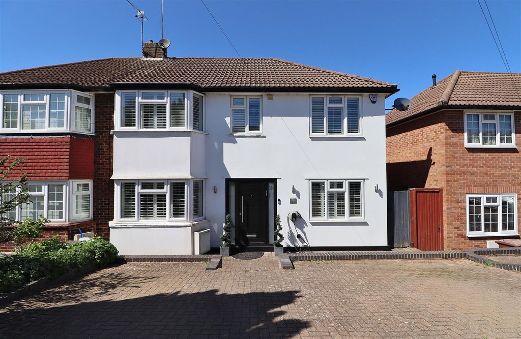 4 bed semi-detached house for saleLullington Garth, Borehamwood WD6