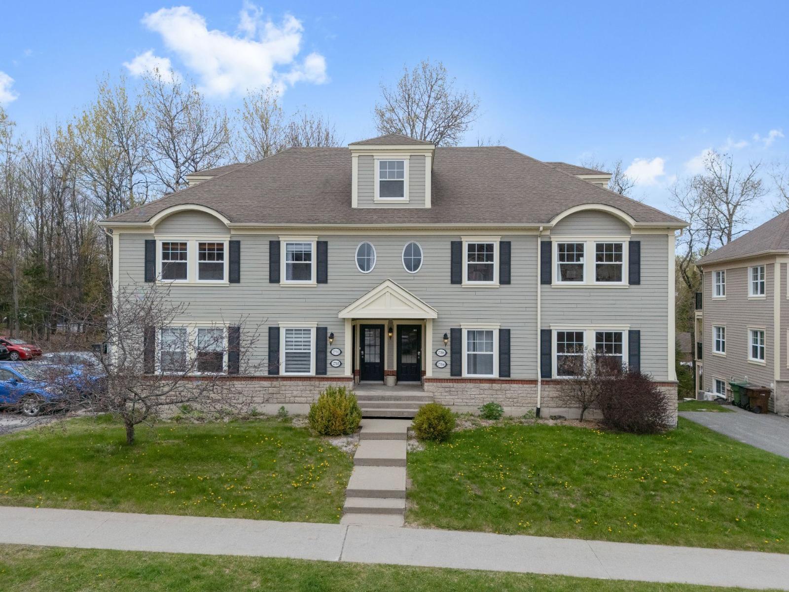 2790 Rue Charles-Baudelaire