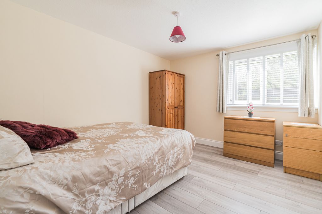 Additional image 5 of 2 bed flat for sale17/2 Calder Drive, Edinburgh EH11