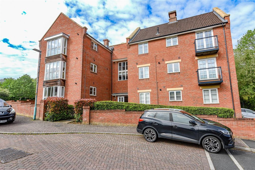 2 bed flat for saleAlexandra Close, Dursley GL11