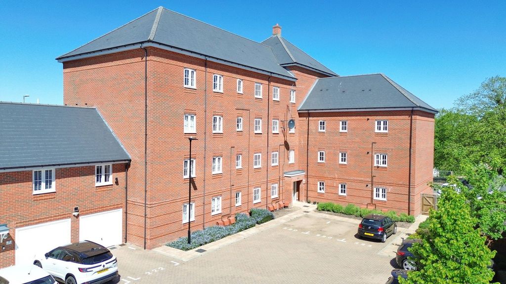 2 bed flat for saleMasterson Close, Aldershot GU11
