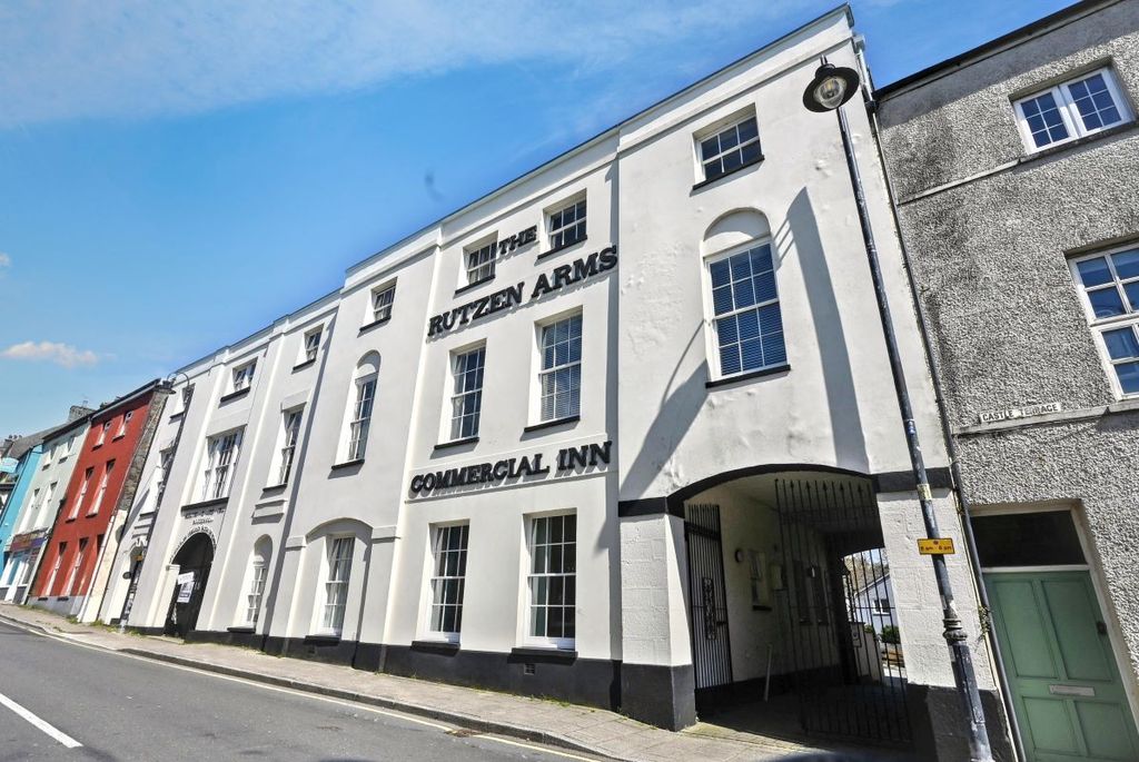2 bed flat for saleFlat 2 De Rutzen, 5 Market Street, Narberth, Dyfed SA67