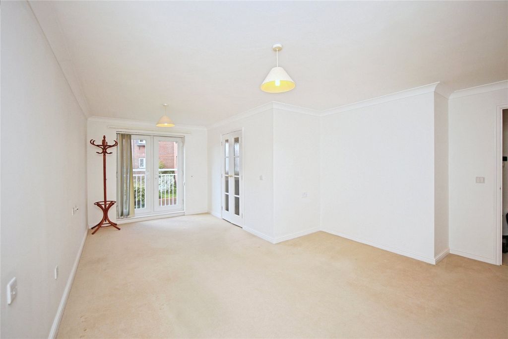 1 bed flat for salePardoe Court, Studley B80 photo 2