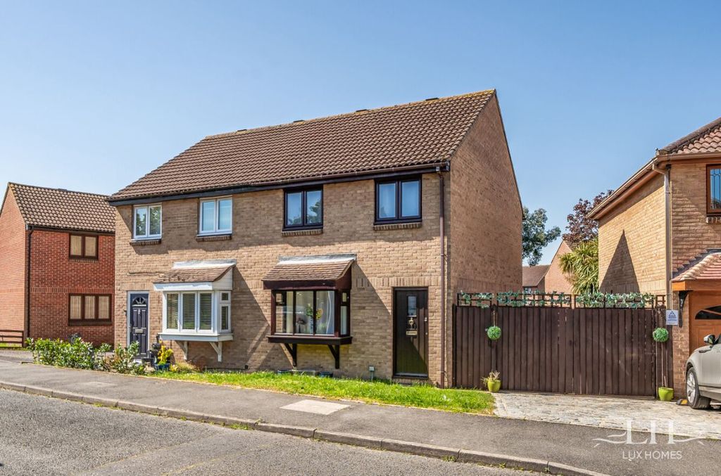 3 bed semi-detached house for saleBosworth Crescent, Romford RM3