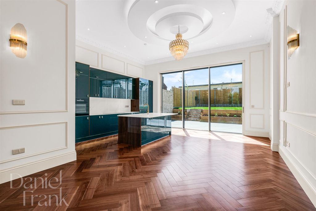 Additional image 8 of 5 bed semi-detached house for salePalmerston Road, Buckhurst Hill IG9