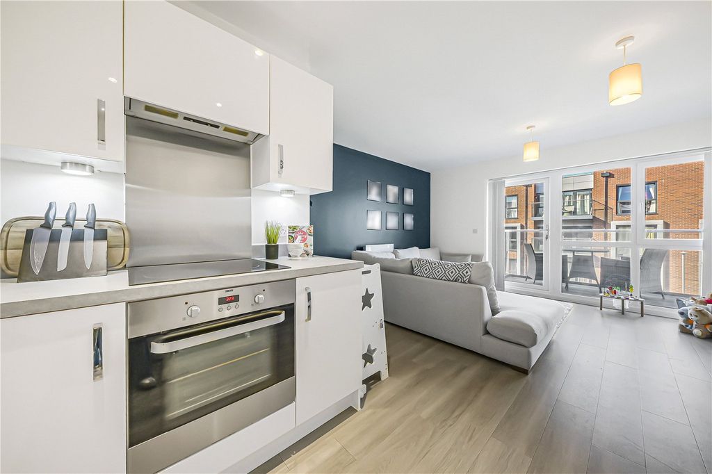 2 bed flat for saleDarwin House, Borehamwood WD6 photo 2
