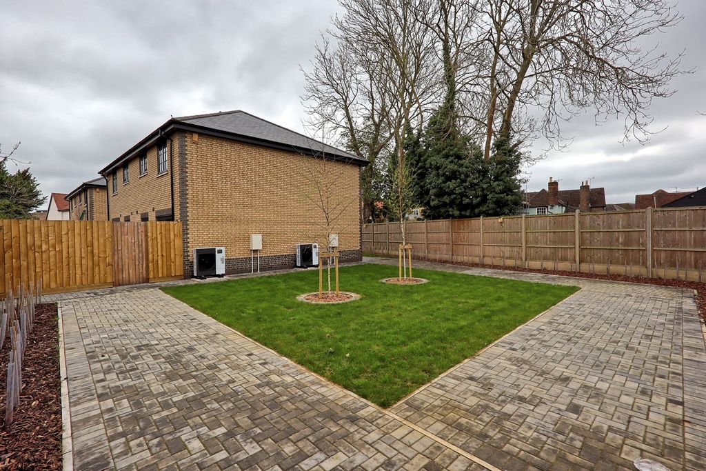 1 bed flat for saleCoxs Yard, Braintree CM7 photo 2