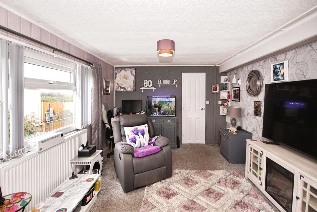 2 bed property for saleBerkeley Vale Park, Berkeley, Gloucestershire GL13 photo 3