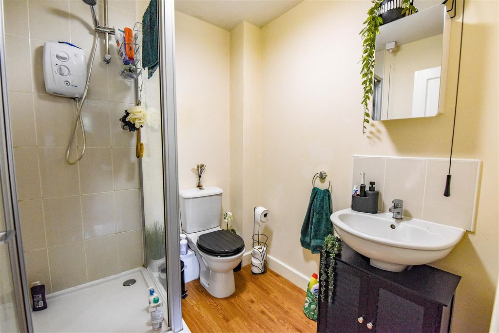 Additional image 4 of 2 bed flat for saleAlexandra Close, Dursley GL11