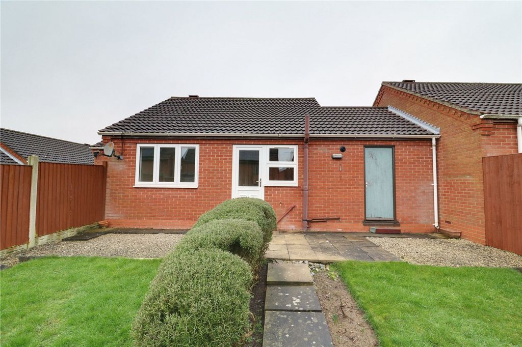 2 bed semi-detached bungalow for saleMiddlegate Close, Barrow-Upon-Humber DN19 photo 2