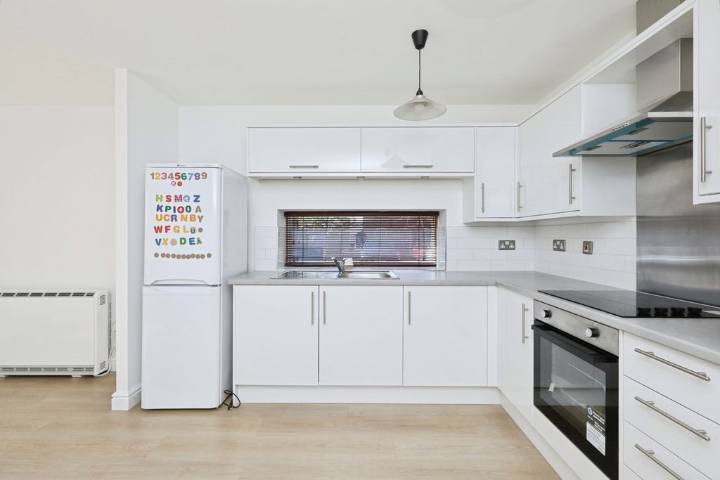 Additional image 5 of 1 bed flat for saleCamlough Walk, Chesterfield, Derbyshire S41