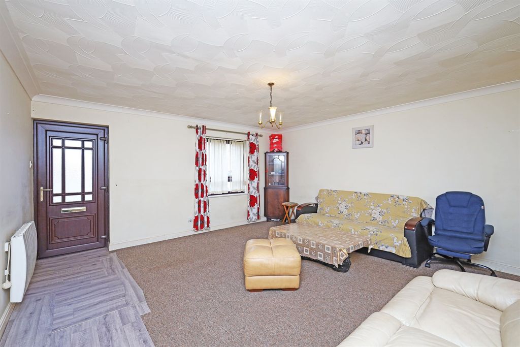 2 bed flat for saleSt Thomas Court PE21 photo 2