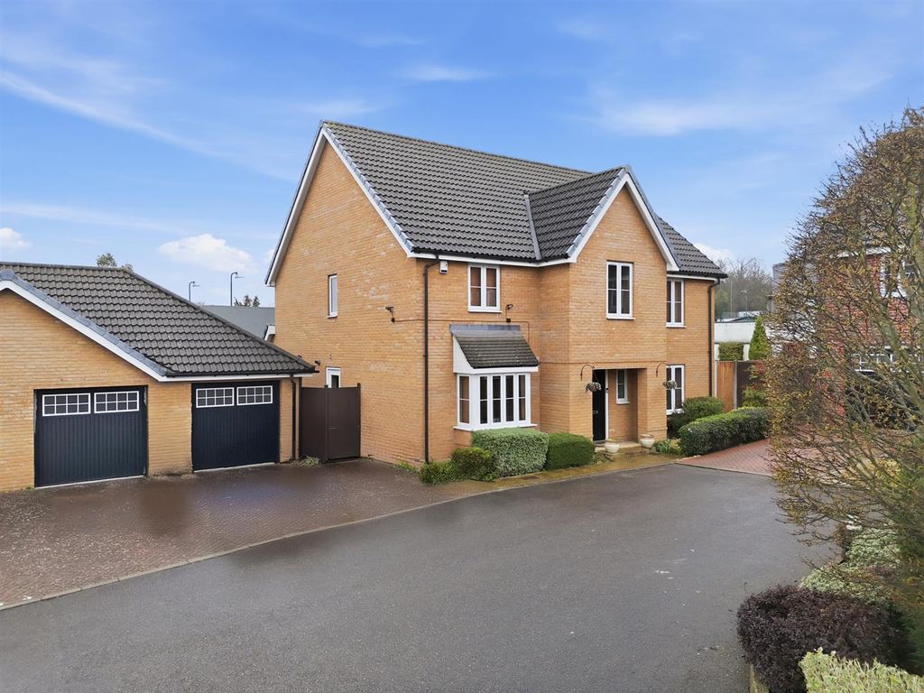 4 bed property for saleBrook Road, Buckhurst Hill IG9