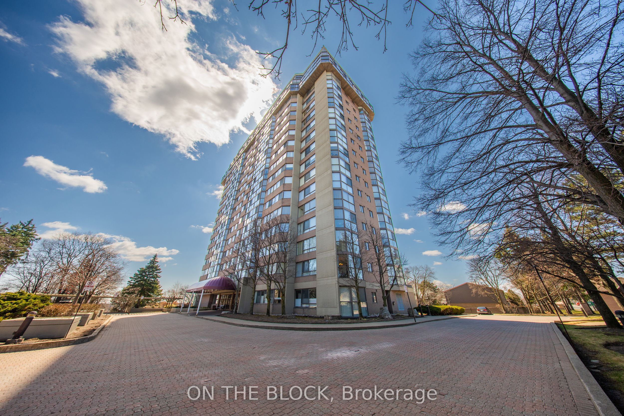 203-880 Dundas Street W, Mississauga, ON, L5C 4H3
