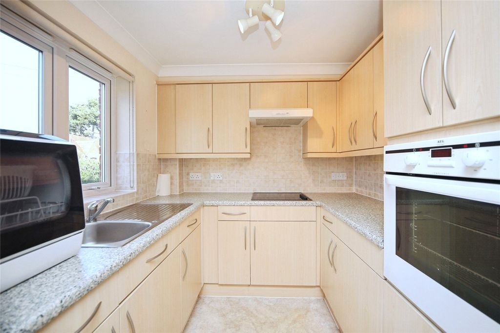 1 bed flat for salePardoe Court, Studley B80 photo 3