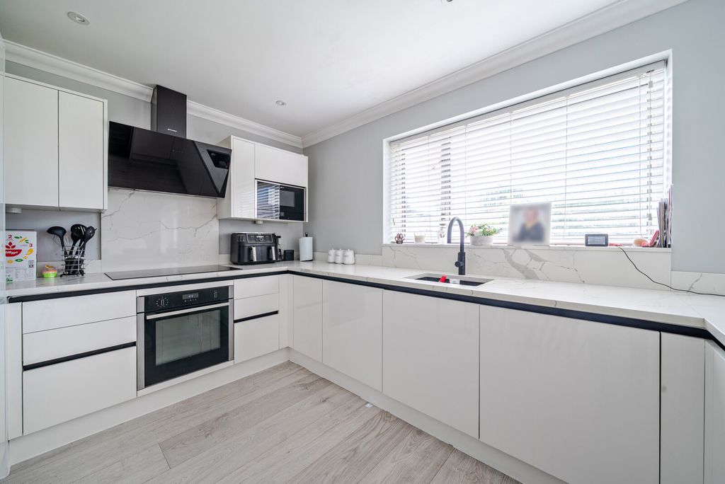 Additional image 6 of 4 bed bungalow for saleMeadow Way, Addlestone KT15