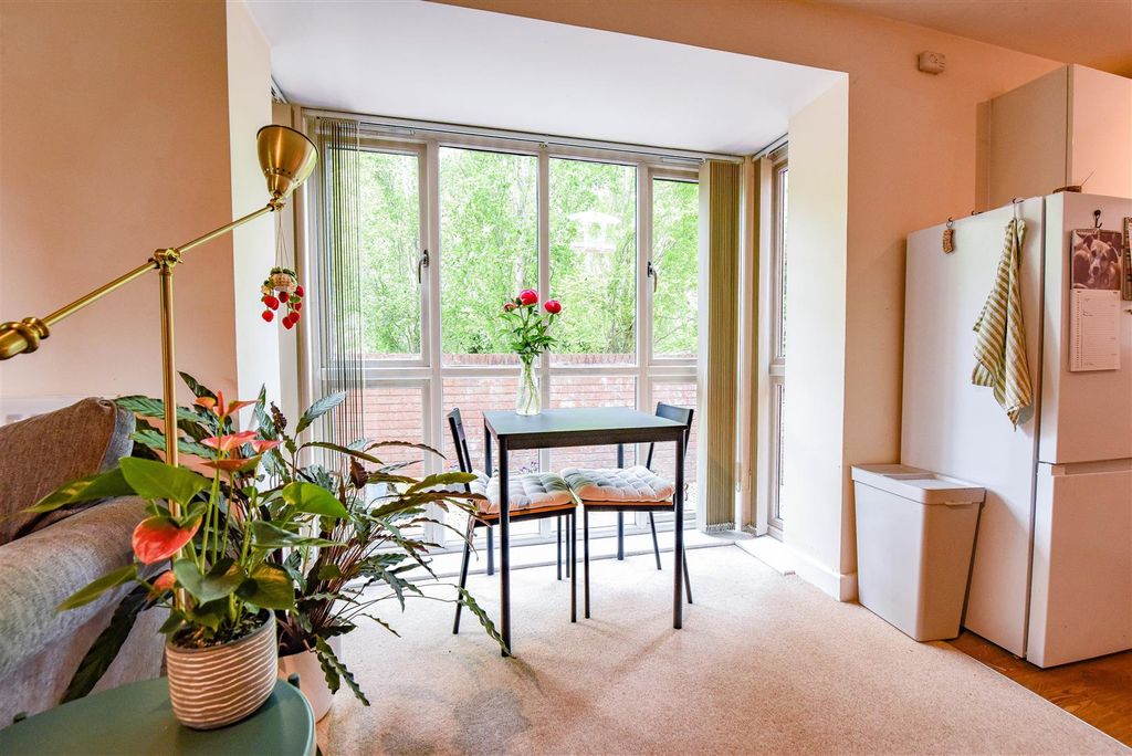 Additional image 8 of 2 bed flat for saleAlexandra Close, Dursley GL11