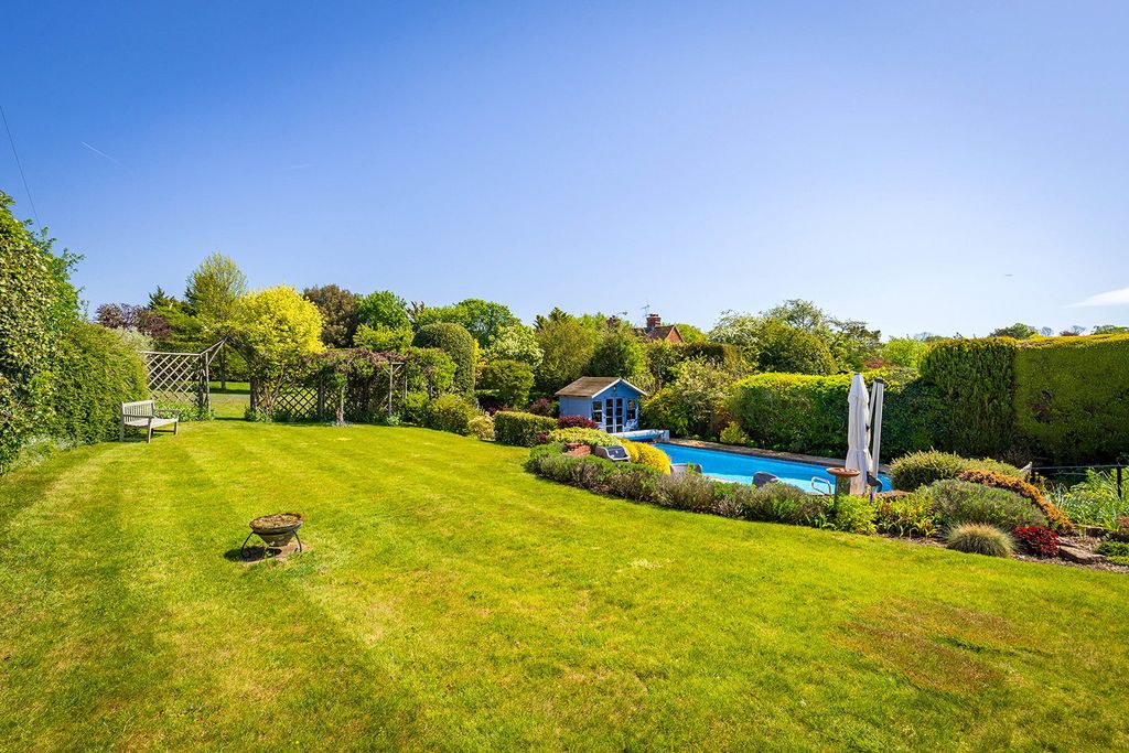 4 bed detached house for saleWeston Close, Upton Grey, Basingstoke, Hampshire RG25 photo 2