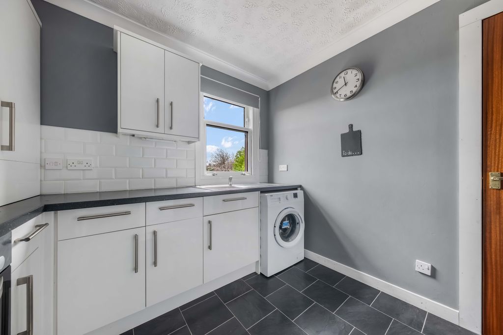2 bed flat for saleHeron Rise, Dundee DD4 photo 4