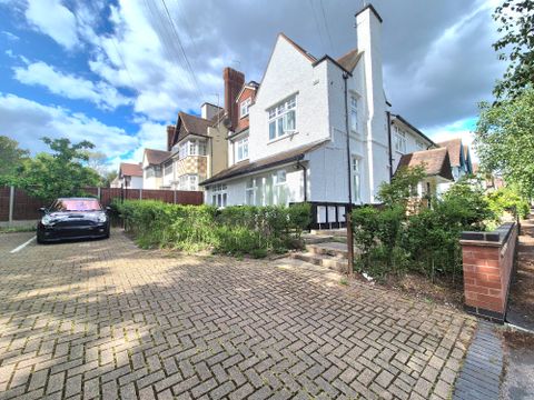 Morland Avenue, Leicester LE2