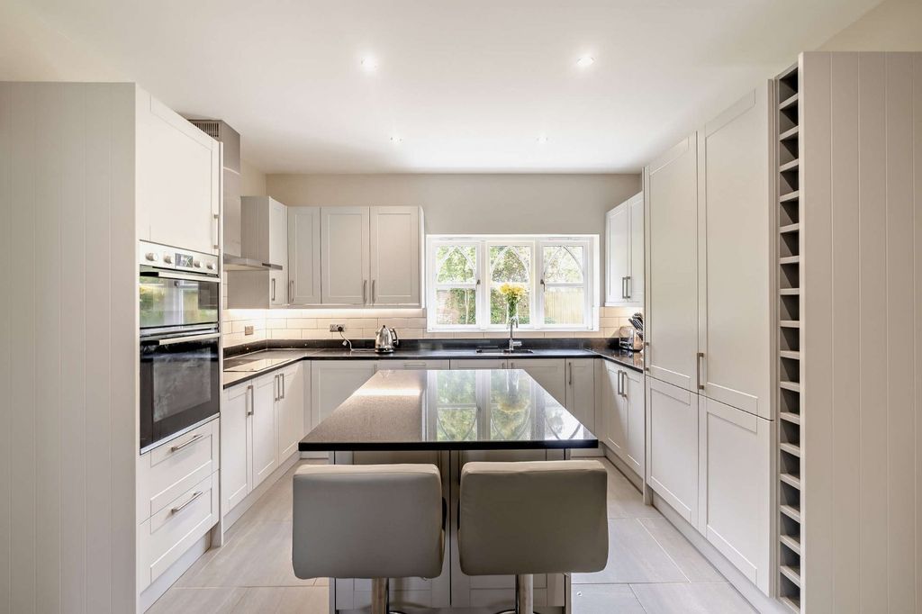 5 bed detached house for saleCleves Lane, Upton Grey, Basingstoke, Hampshire RG25 photo 4