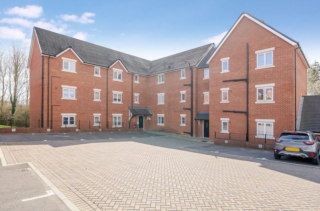 1 bed flat for saleClover Grove, Alton, Hampshire GU34