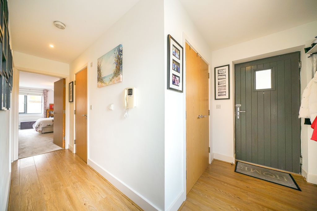 Additional image 14 of 2 bed flat for saleStag Lane, Berkhamsted HP4